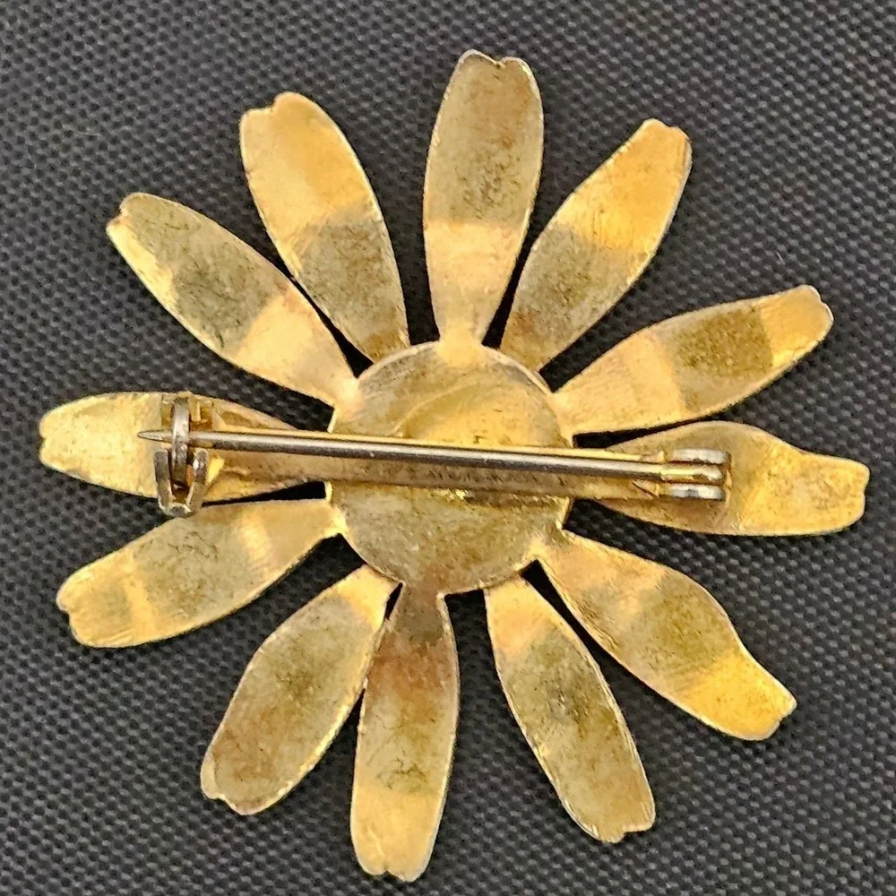 Vintage‎ White Enamel Daisy Flower Brooch Pin Yellow Center Gold Tone Mod 70s